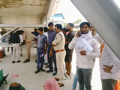 लापरवाही बनी जानलेवा! सीतापुर में ट्रेन पकड़ने के चक्कर में मां की मौत, मासूम घायल!