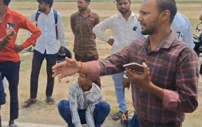 बदायूं; स्पीड ब्रेकर बना काल: बाइक से उछलकर गिरी महिला की मौत!